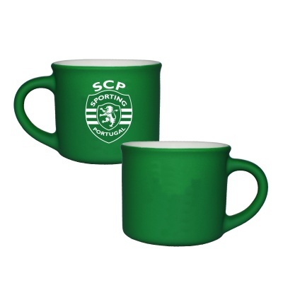 Duas canecas verdes com interior branco, uma com o logótipo do Sporting Clube de Portugal.