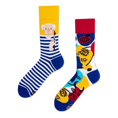 Par de meias coloridas, uma às riscas com rosto e pincel, outra com padrão abstrato multicolorido