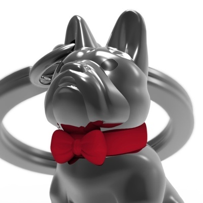 Anel prateado com pingente de cão em metal brilhante e gravata borboleta vermelha