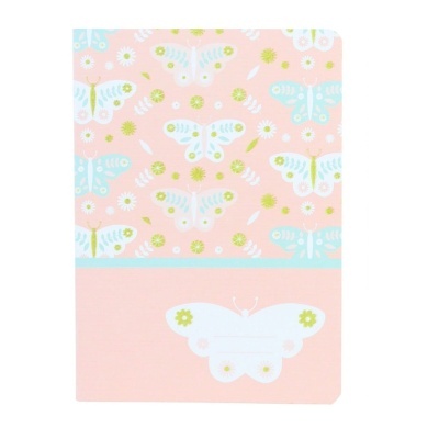 Caderno com capa rosa e padrão de borboletas e flores