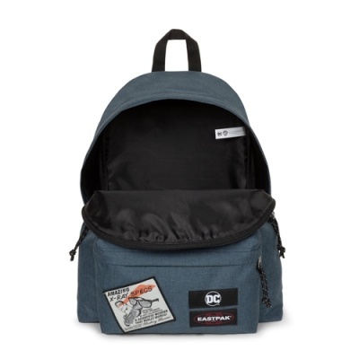 Mochila azul escura com etiquetas DC e EASTPAK e bolso frontal