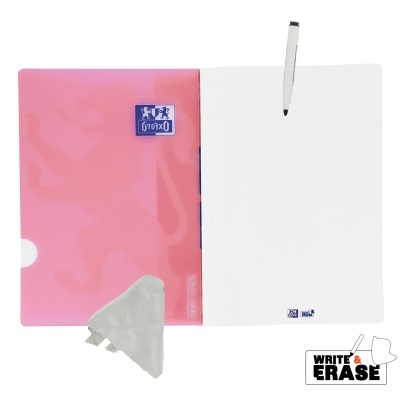 Pasta rosa com caderno branco e caneta, apagador triangular ao lado