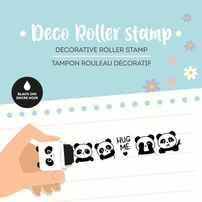 Carimbo decorativo de rolo com pandas e texto em embalagens, segurado por uma mão sobre fundo azul e papel branco pautado.