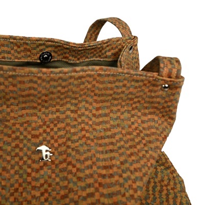 Mala de tecido quadriculada castanho verde com alças e fecho botão preto