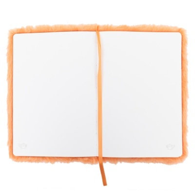 Caderno aberto com capa felpuda cor salmão e folhas brancas.