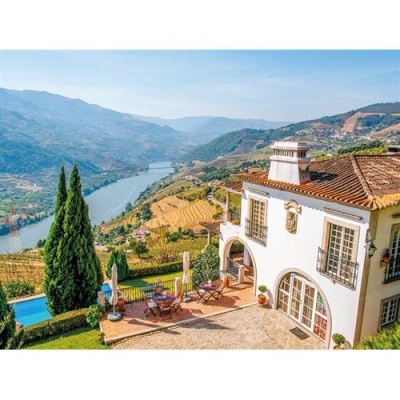 Casa branca com telhado vermelho, piscina e vista para o rio e colinas