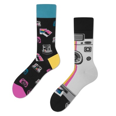 meias com estampados de câmaras e fotografias coloridas