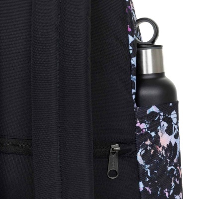 Mochila preta com bolso lateral floral e garrafa preta