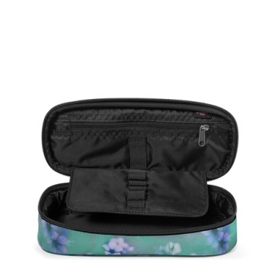 Estojo escolar verde com padrão floral azul e roxo, aberto a mostrar interior preto com bolso e organizador