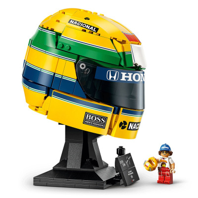 Capacete de corrida LEGO com mini figura à esquerda