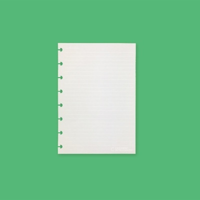Caderno branco pautado com furos para argolas, sobre fundo verde.