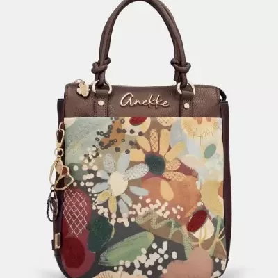 Mala tote Anekke em pele castanha com padrão floral colorido e pendente de metal