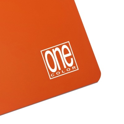 Superfície laranja com texto branco 'one COLOR'