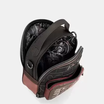 Mala pequena preta e castanha com padrão de rosas no interior