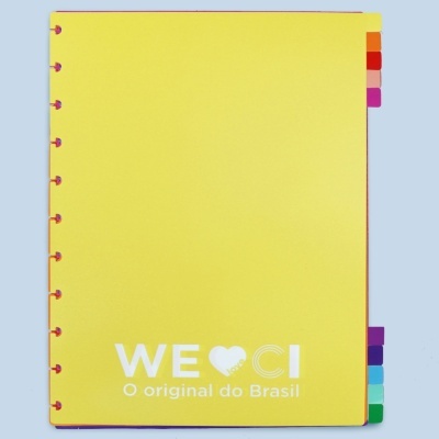 Caderno amarelo com texto branco e divisórias coloridas