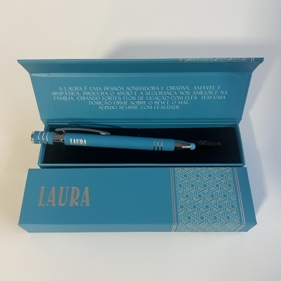 Conjunto presente azul com caneta e escova de sobrancelhas personalizadas com o nome Laura