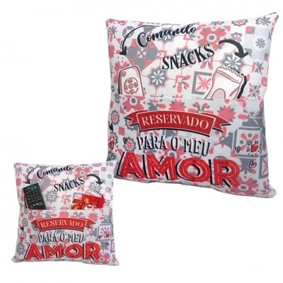 Almofada com padrão floral e texto temático para guardar snacks e comandos