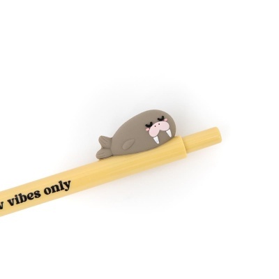 Caneta amarela com personagem de foca na tampa e texto preto vives only