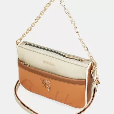 Mala de mão bege e castanha com alça dourada de corrente e alça longa em couro sintético.