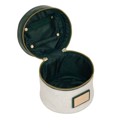 Estojo cilíndrico branco e verde com fecho dourado aberto mostrando interior verde escuro