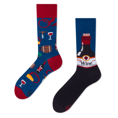 Meias coloridas com desenhos de vinho e queijo