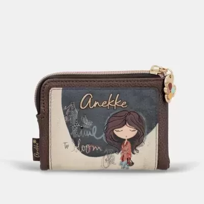Carteira pequena Anekke castanha com desenho de personagem feminina e fecho dourado.