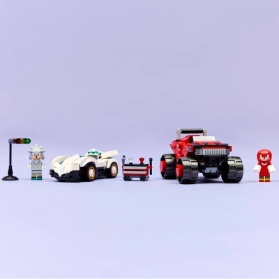 Conjunto de brinquedos LEGO com figuras e veículos em fundo lilás.