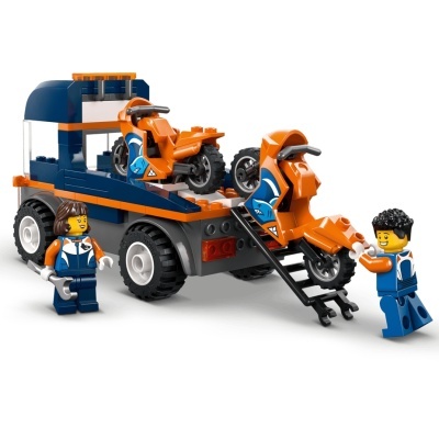 Peças de brinquedo de construção com camião transporte, motos e mini-figuras humanas coloridas.
