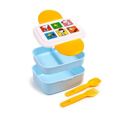 Marmita infantil azul com tampa branca e ilustrações dos personagens Snoopy e Woodstock e talheres amarelos