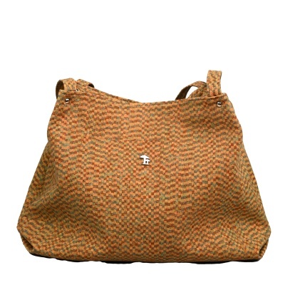 Mala grande tipo tote em tecido castanho e laranja com símbolo metálico prateado