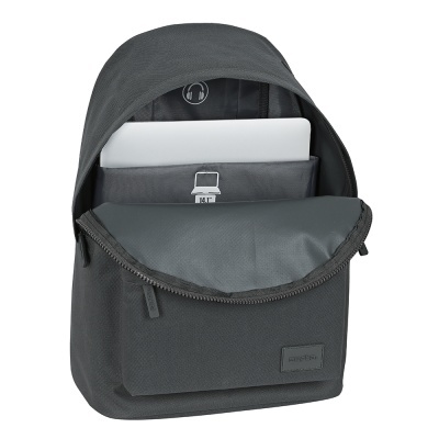 mochila cinzenta escura aberta com laptop dentro