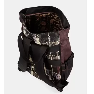 Mochila castanha e preta com padrão quadrado e interior escrito