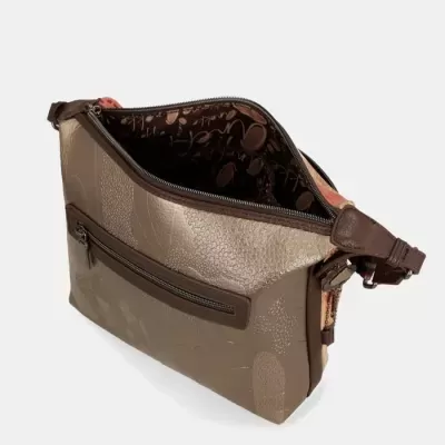 Bolsa de mão castanha com textura e vários bolsos com fechos de correr, alça de couro ajustável