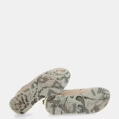 Solado de sapatos femininos com padrão de pele de serpente em tons neutros