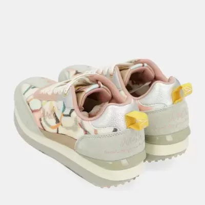 Ténis coloridos de senhora com detalhes prata e etiqueta amarela no calcanhar