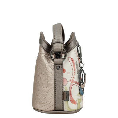 Mala de mão castanha e bege com padrão colorido e pendente metálico