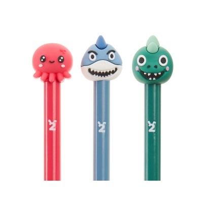 Três lápis coloridos com topo de personagens animais sorridentes, polvo vermelho, tubarão azul, peixe verde.