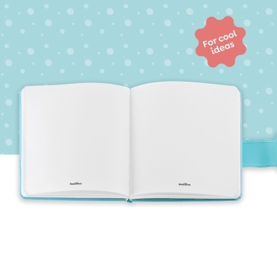 Caderno aberto com capa azul clara e páginas em branco