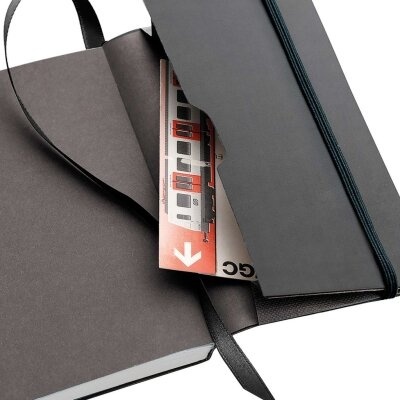 Capa preta de livro ou agenda com marcador ilustrado de carruagens ferroviárias