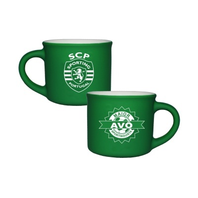 Duas canecas verdes com logotipos e texto branco do Sporting Portugal.