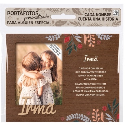 Porta-fotos personalizado em madeira escura com fotografia de duas meninas, texto sobre irmãs e decoração floral