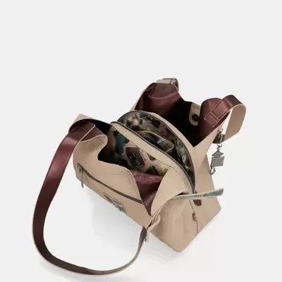 Mala de ombro bege com interior lilás e padrão colorido