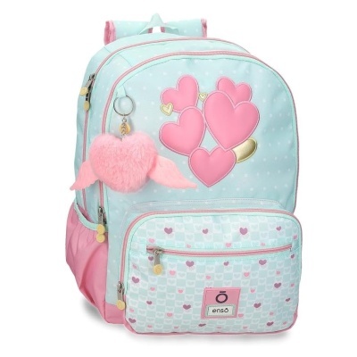 mochila azul clara com corações cor-de-rosa e chaveiro coração felpudo
