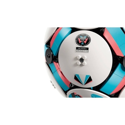 Bola de futebol LEGO azul, vermelho, preto e branco com texto e peças LEGO visíveis.