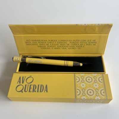 Caneta amarela com caixa amarela decorativa com texto 'AVÓ QUERIDA'