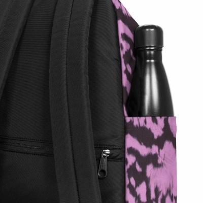 Mochila preta com bolso lateral roxo e preto e garrafa preta