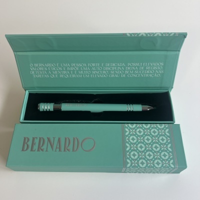 Estojo verde-água com caneta e texto em português interno