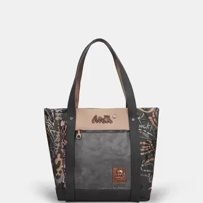 Saco tote camuflado cinzento com alças pretas e estampas rosas e bege