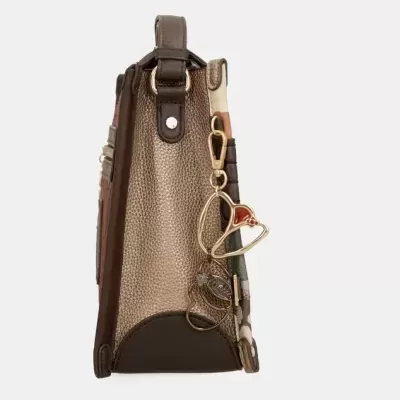 Mala de senhora castanha vista de lado com chaveiro metálico dourado
