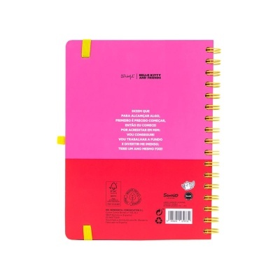 Caderno espiralado rosa e vermelho com texto branco e elástico amarelo